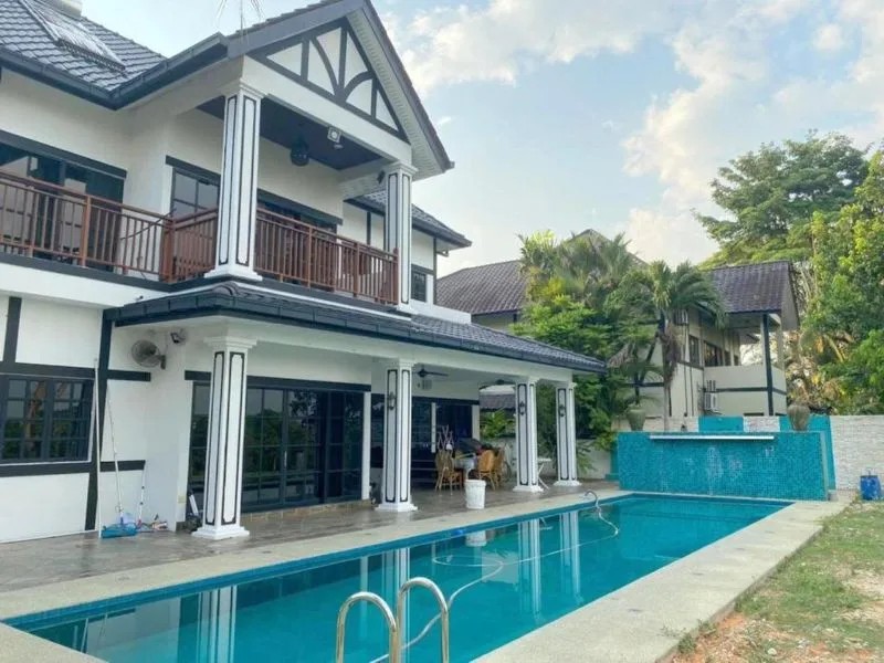 Monterez-Golf-Club-Bungalow-with-Pool-and-Golf-View