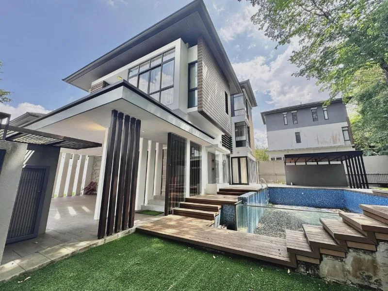Seputeh-Gardens-Bungalow-with-Swimming-Pool